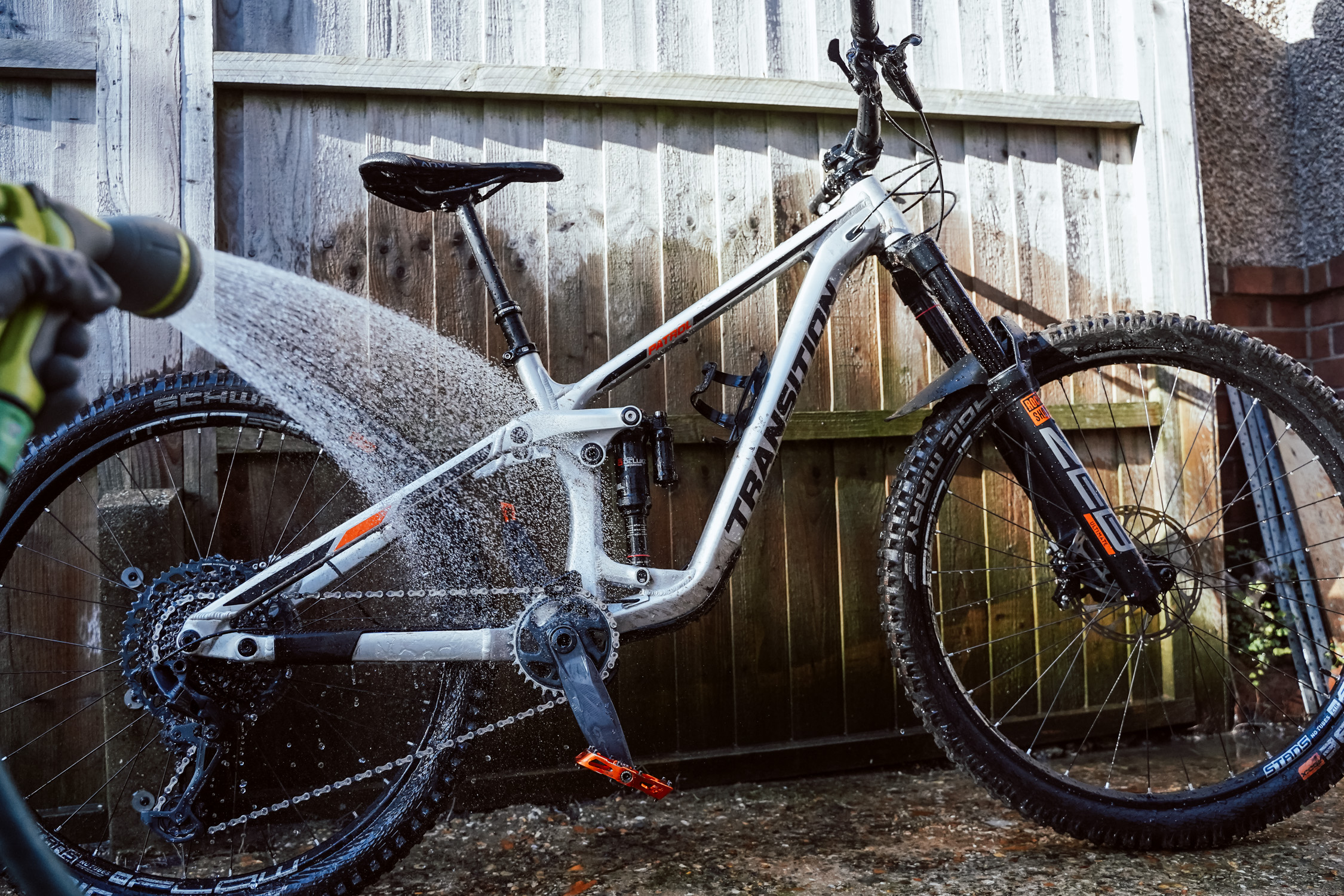 How to clean your mountain bike - Pre-rinse your mountain bike