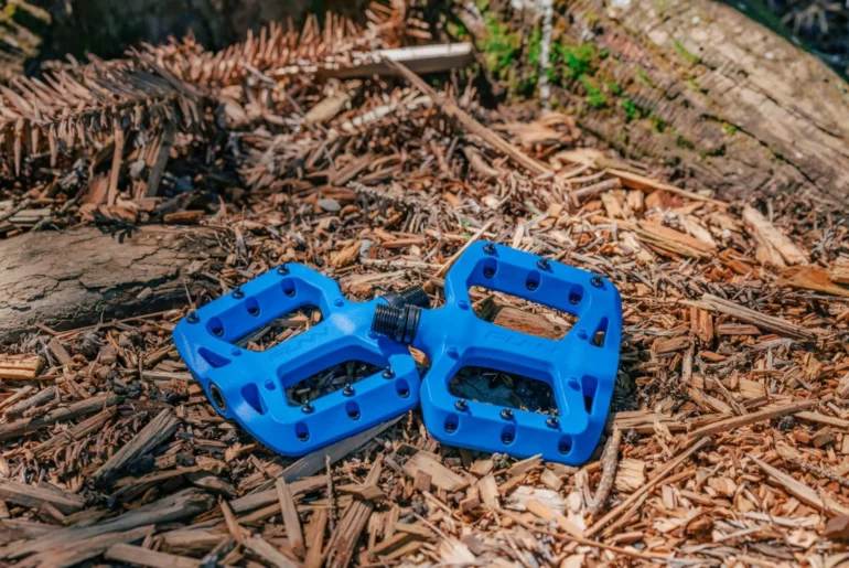Blue Taipan S pedals on the ground