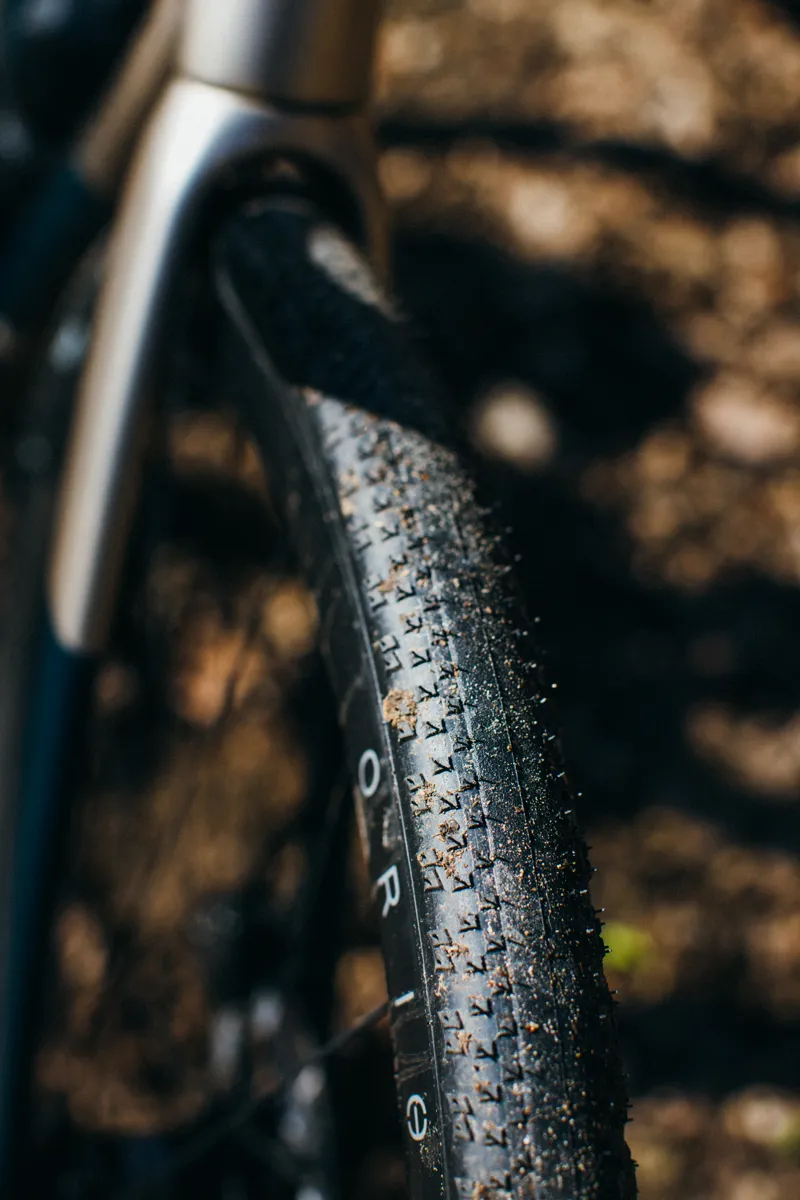 Hutchinson Caracal Allroad Hookless Gravel Tyre tubeless ready Black 700 x 35-2