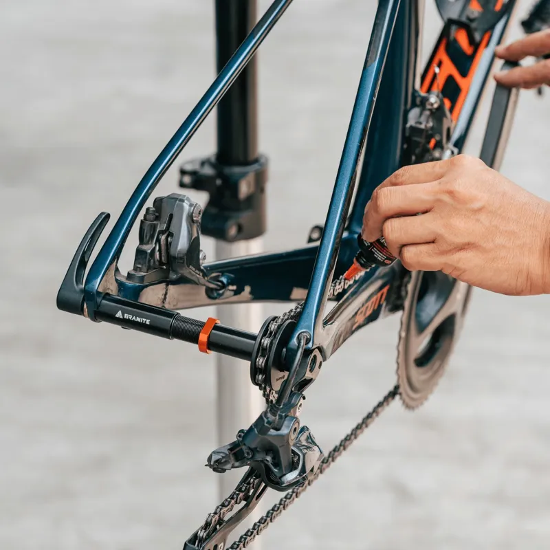 Granite Chaindock - Thru Axle Dummy Hub With Chain Hanger Wheel Black-3