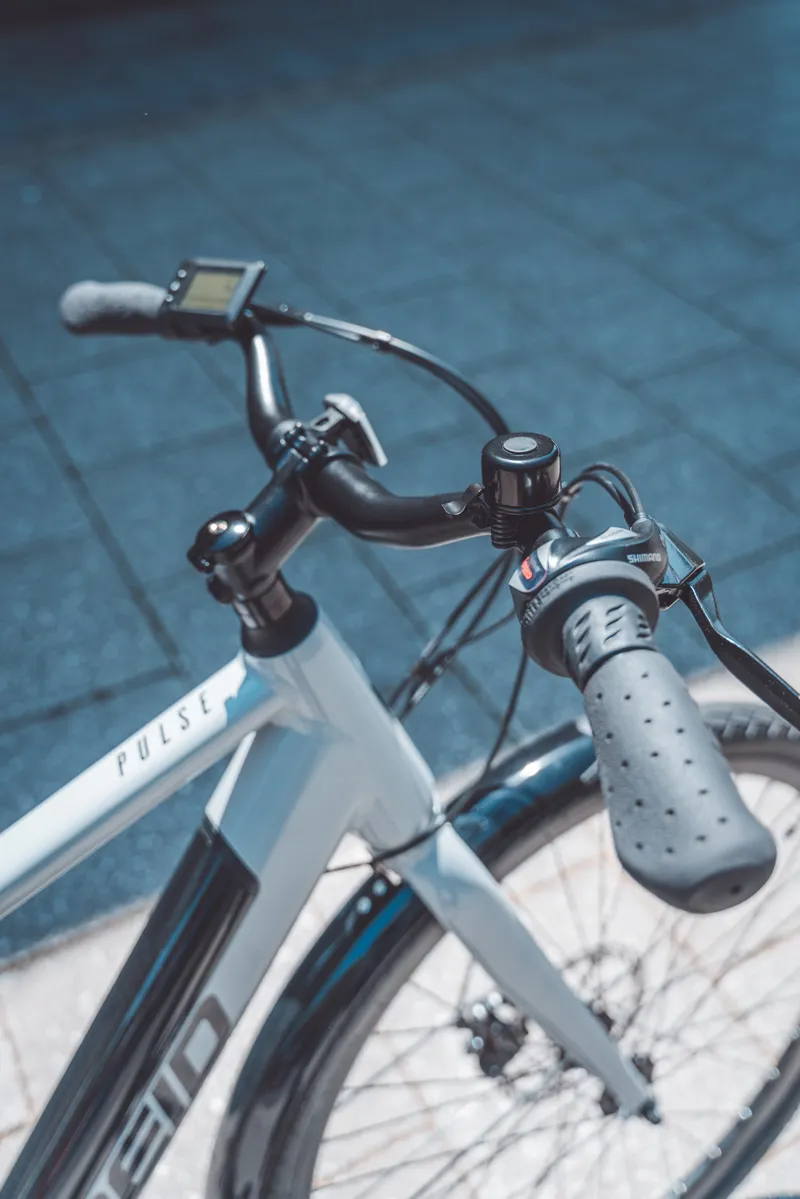 Reid Pulse SO 7 Speed 700C Commuter Ebike in Cool Grey-6